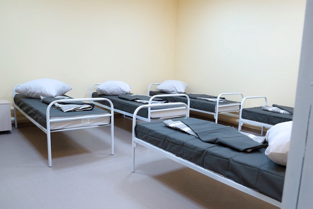    В томском вытрезвителе есть женская и мужская комнаты - на четыре и шесть коек соответственно. Оставаться там разрешают не больше суток, после отправят домой или направят в другие учреждения здравоохранения. / Департамент здравоохранения Томской области