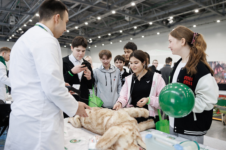Сама выставка в этом году заняла сразу три выставочных павильона и удивила завсегдатаев большим наплывом даже не новых предприятий, а школьников и студентов, для которых подготовили различные мастер-классы и активности от Казанского ГАУ
Фото: Сергей Елагин