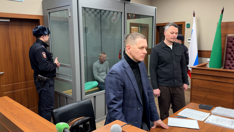    Вчерашнее продление меры пресечения основателю строительной империи «Волга-Автодор» Станиславу Шевыреву обошлось без традиционного аншлага.   
Фото: Марат Закиев