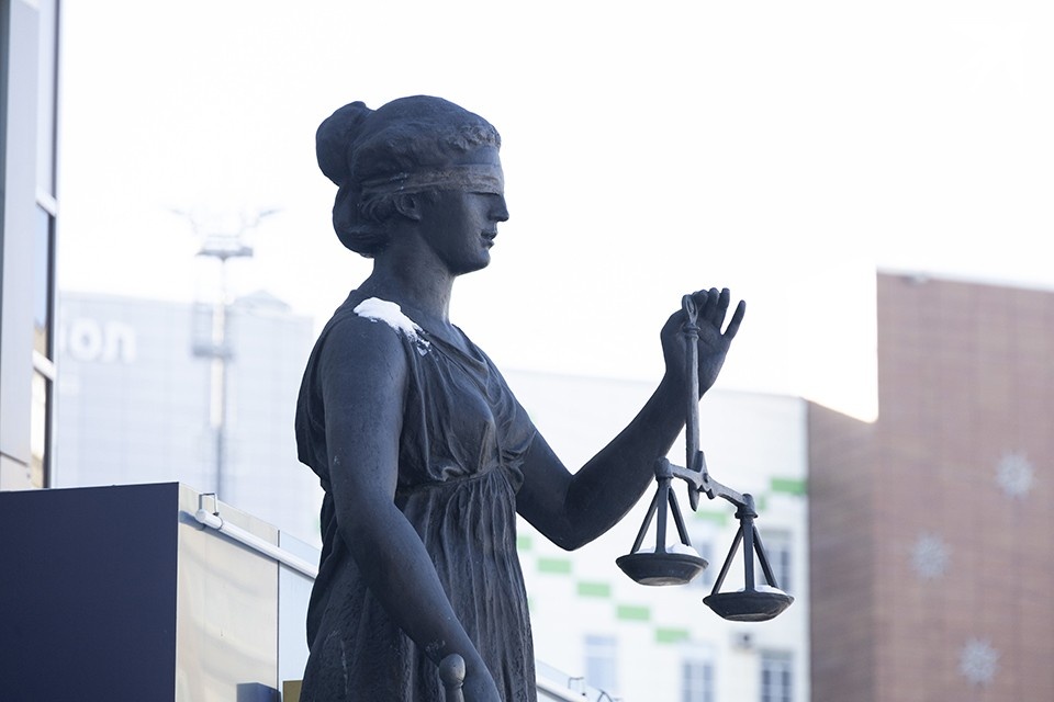    Мужчина служил в полиции с 2009 года, в последнее время был в должности участкового. В ноябре 2025 года его уволили со службы за незаконную рыбалку. Антон ЗАБИРОВ