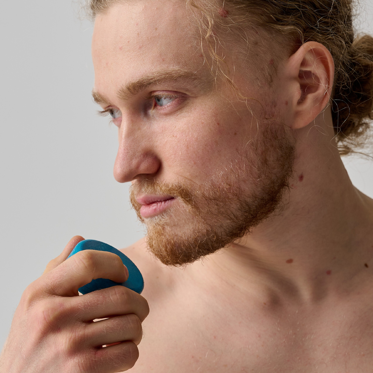 На фото: твердый гель для душа для мужчин be.sage