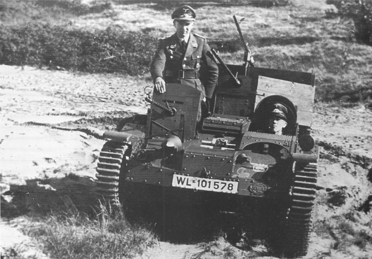 Немецкая импровизированная ЗСУ на базе французской танкетки Renault UE (широко использовавшихся немцами в том числе в частях охраны аэродромов). Период Второй мировой войны.