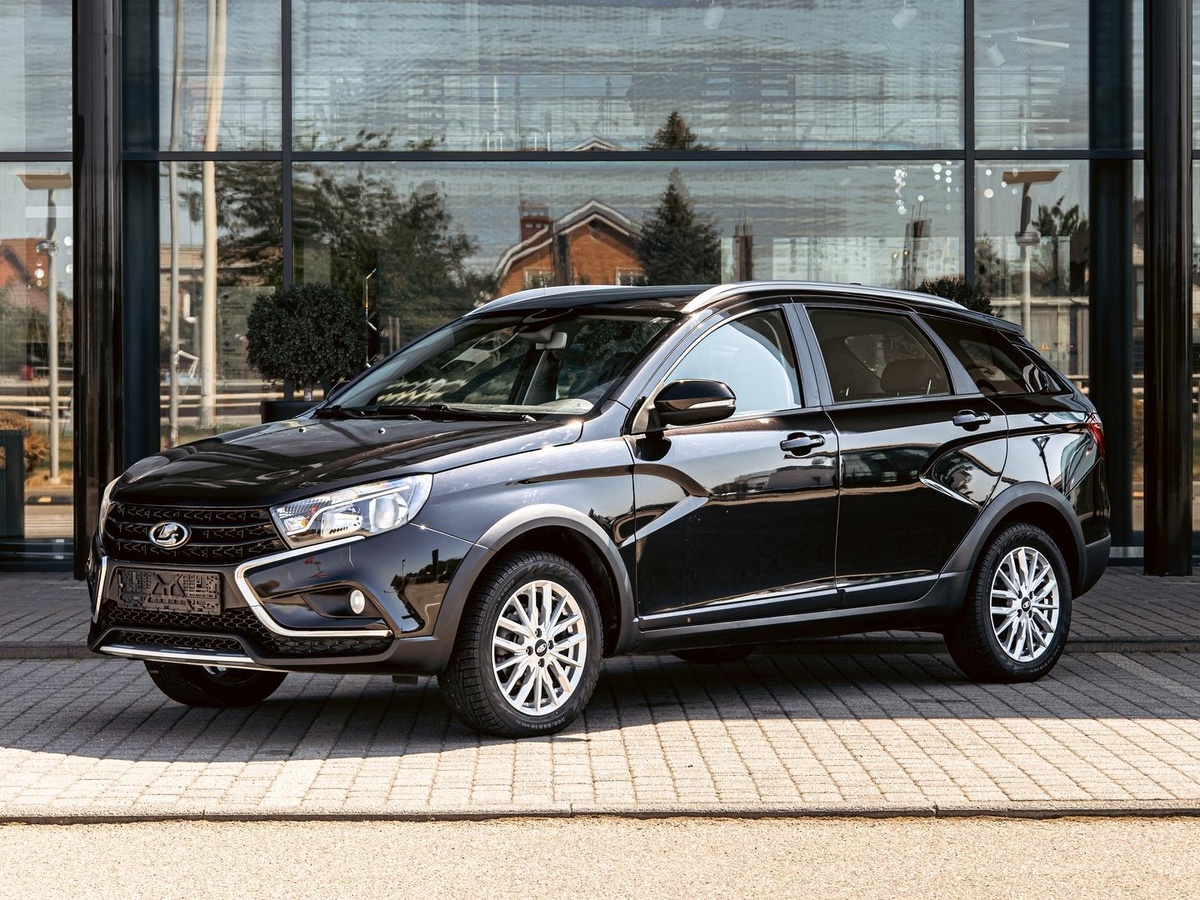 Лада Веста в лучах Летнего солнца в Краснодаре