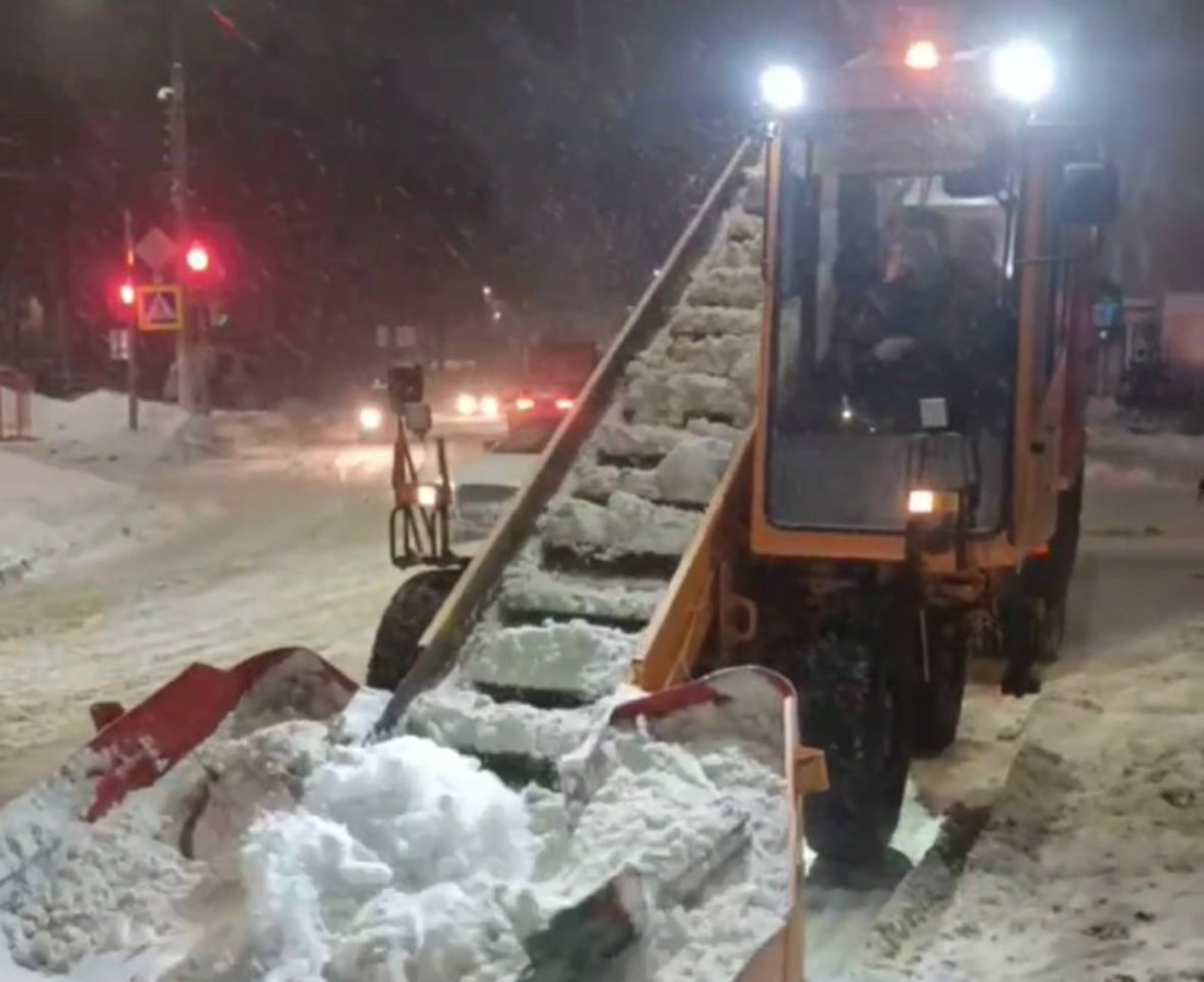    Ночью спецтехника расчищала дороги и пешеходные тротуары