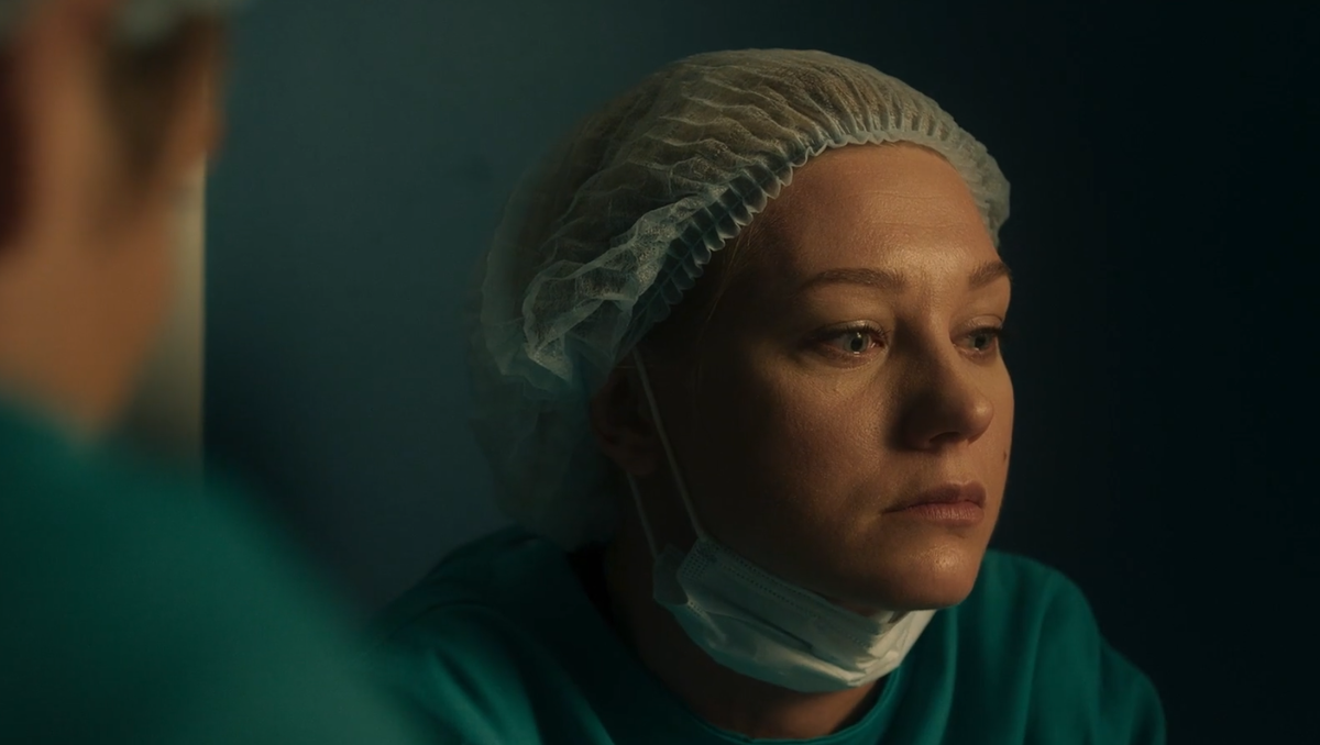 Кристина Асмус в роли хирурга Евгении Покровской. Принтскрин с видео