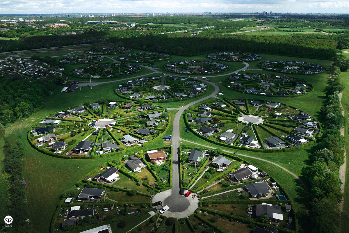 Фото: аэрофотосъёмка 24 кругов Brondby Haveby. Вид сверху показывает геометрическую точность планировки — как микросхема или мандала. https://heartpatrick.com/copenhagen_Brondby_Haveby.html