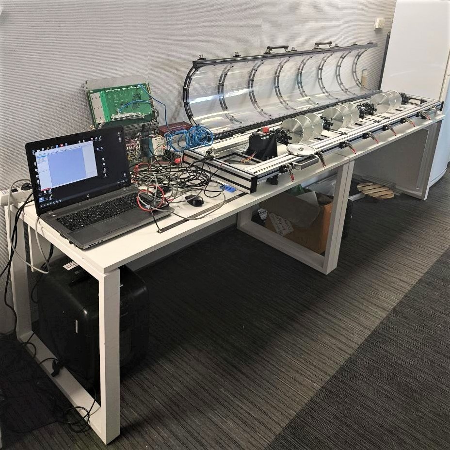 Испытательная установка в лаборатории. Здесь Меркушев работает над технической частью своего проекта.