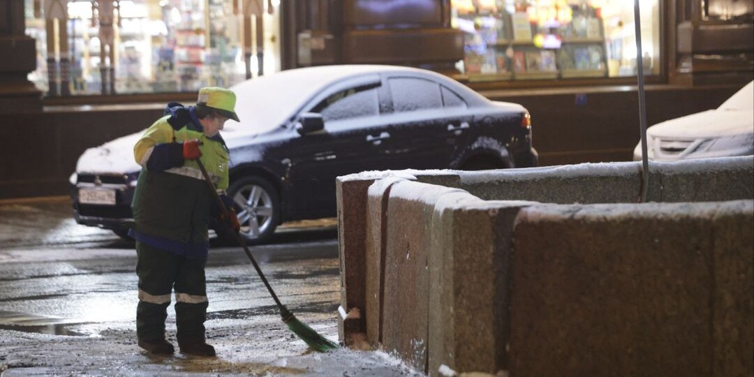 Петербуржцам пояснили, почему город засыпан солью