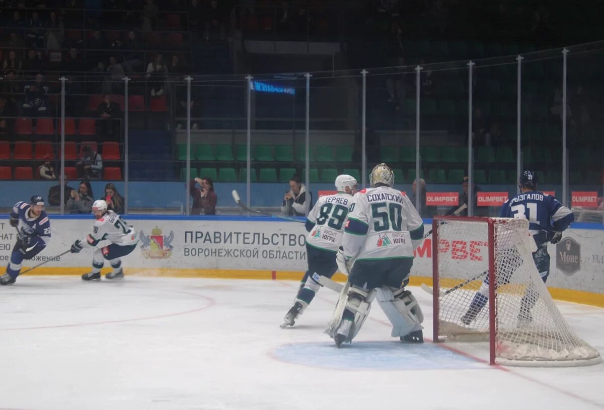    Воронежские хоккеисты проиграли в Ханты-Мансийске
