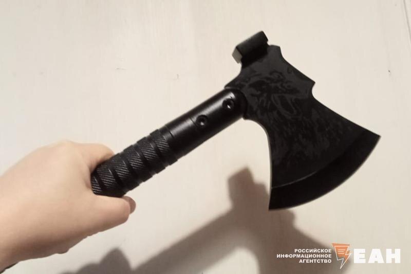    ЕАН, Татьяна Томас. Топор