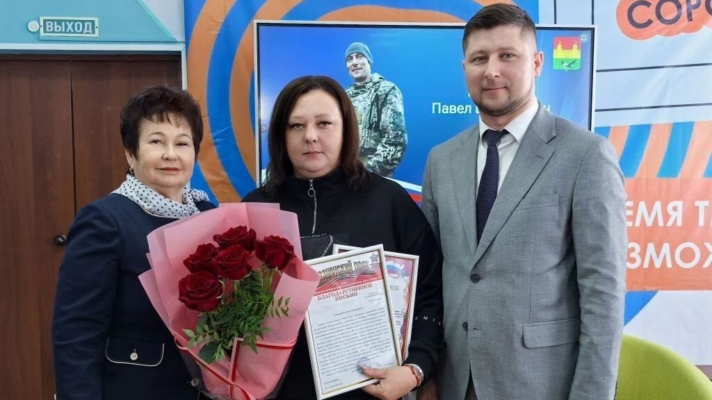     Родные участников СВО получили благодарности. Фото: пресс-служба министерства информационной политики Оренбургской области