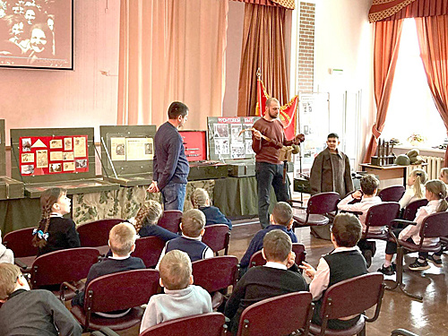    Выставка в школе № 17 города Ростова-на-Дону. / ФОТО из архива АВИМ Администратор