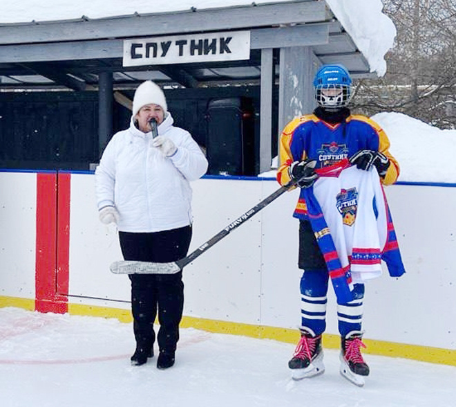 Ольга Попова вручает спортсменам подарок - парадно-выездную форму