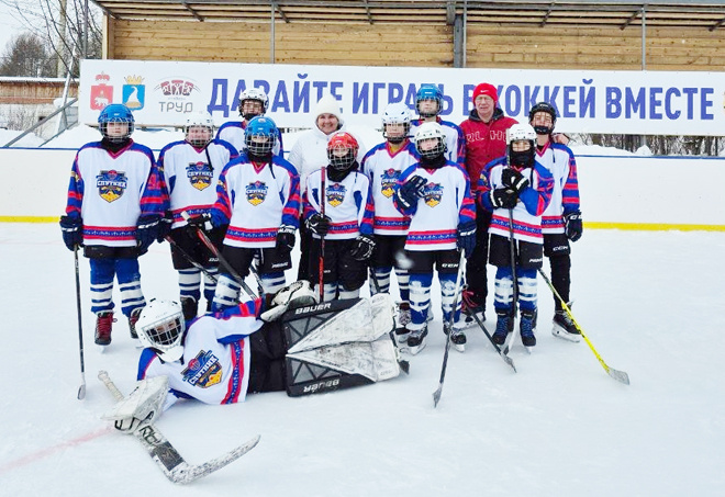 
Команда юных хоккеистов деревни Теплой в новой экипировке