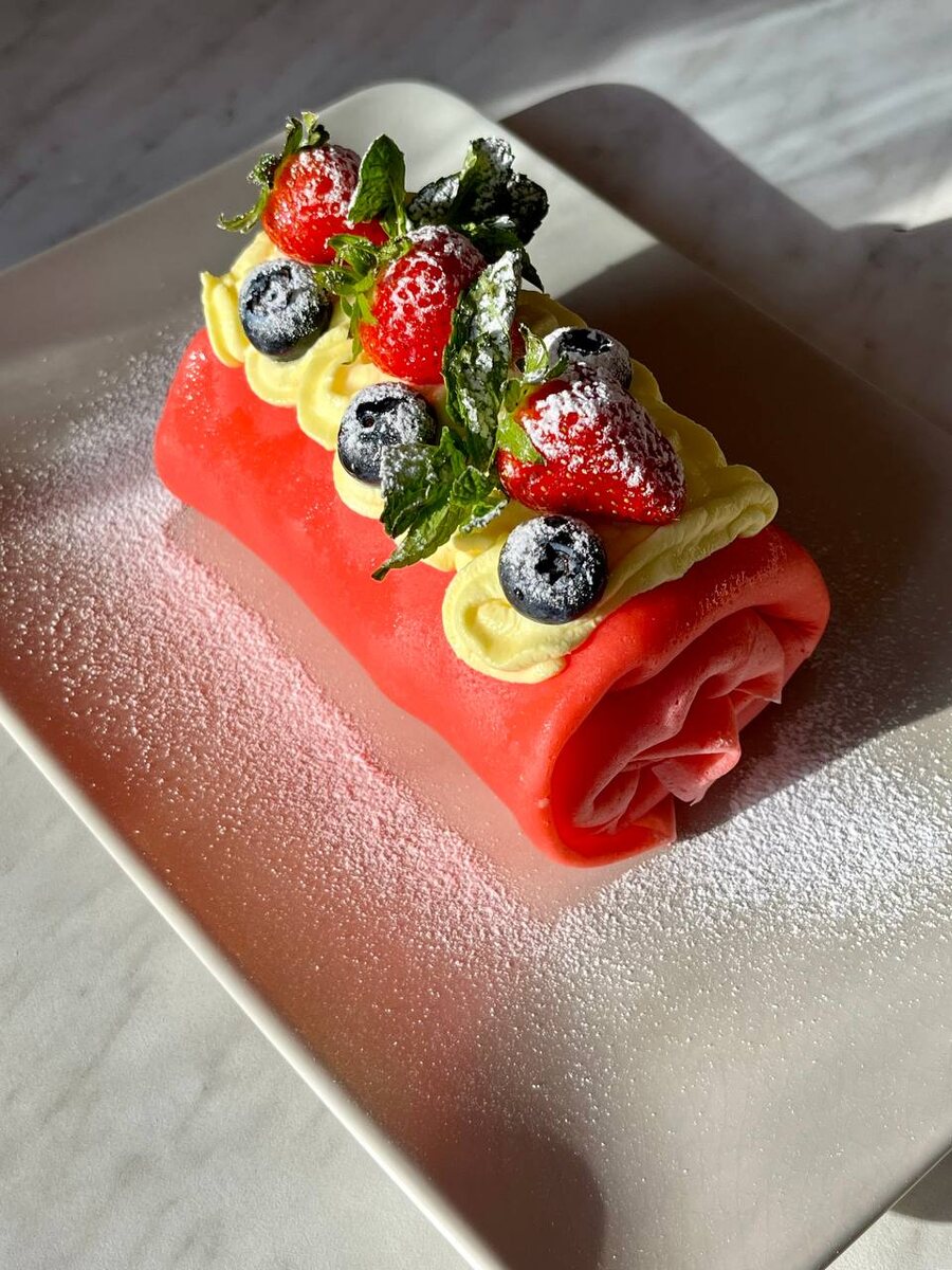 Блинный рулет с клубникой и голубикой