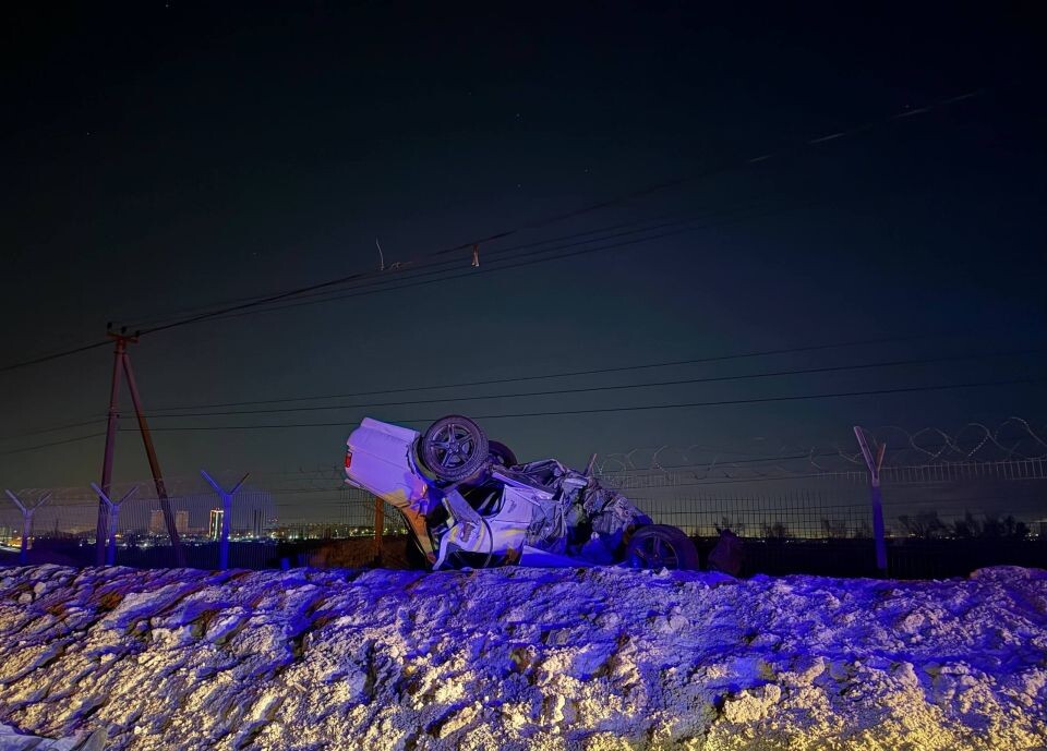    Иномарка перевернулась на дамбе в Новосибирске. Источник: ГАИ Новосибирска