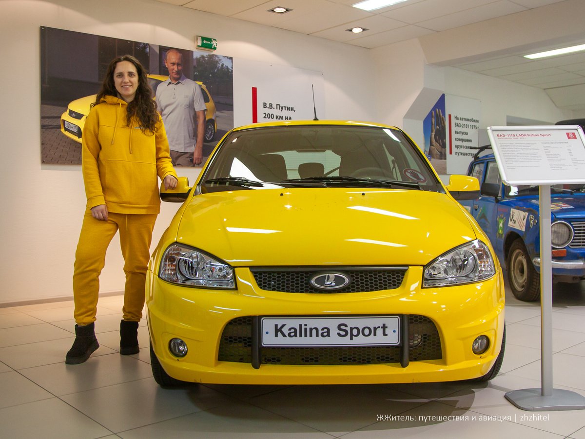 LADA Kalina Sport. Сфотографировал рядом с «Путинской Калиной»  коллегу Юлию