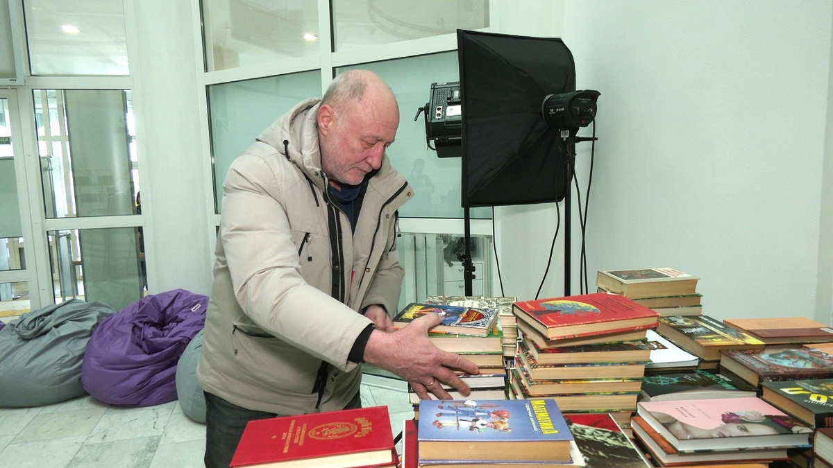    Компьютер vs бумага: айтишник из Югры отдал библиотеке более 500 книг