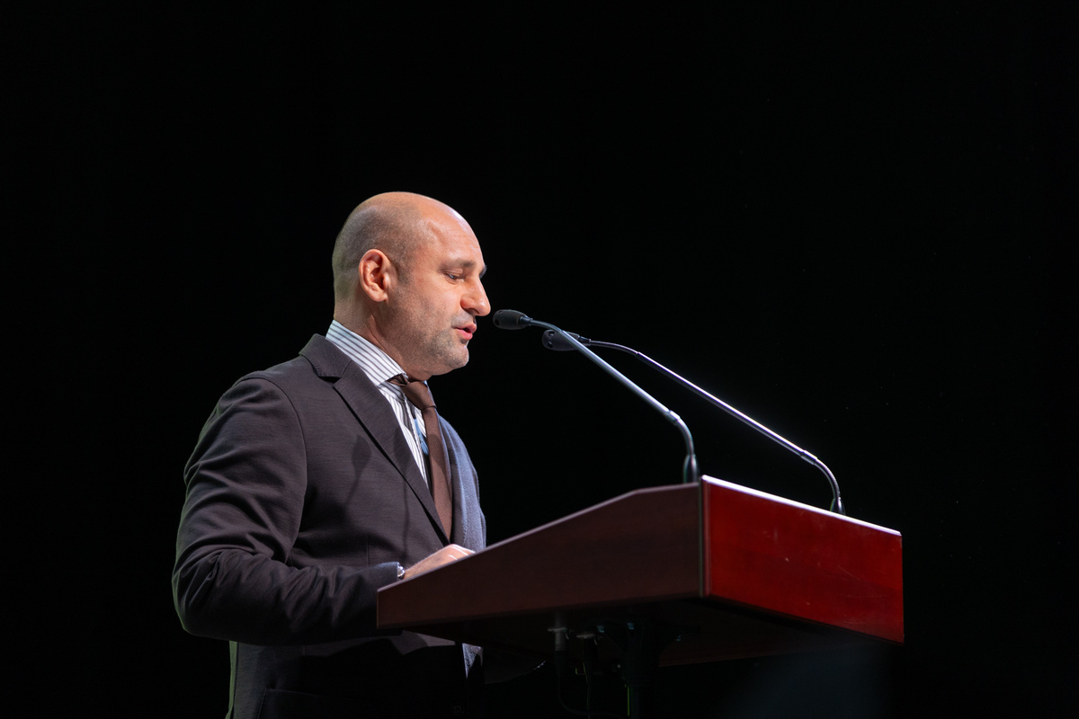 Полпред президента вручил приз победителю.  Фото: Фото: ФедералПресс / Иван Кабанов