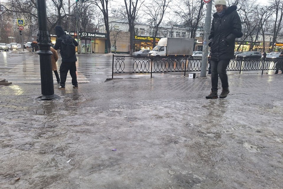    Смертельно-опасный трюк на пересечении Ворошиловского и Варфоломеева: спуститься к пешеходному переходу с горочки и не попасть под колеса. Дмитрий КУТЕПОВ