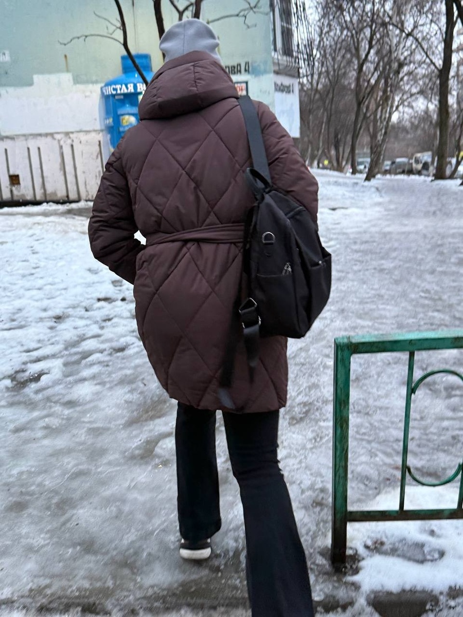    Люди с трудом идут по скользким тротуарам. Мария ГИЧЕНКО