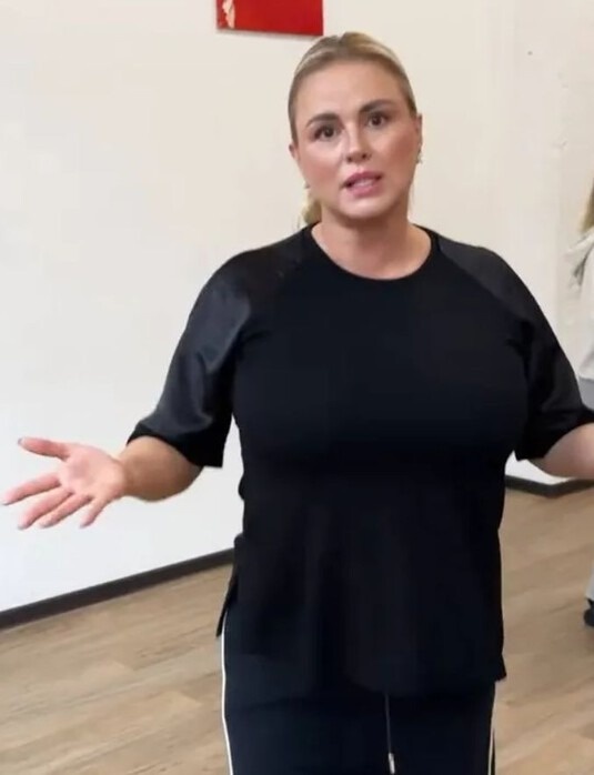  Семенович считает себя стройной девчулей. Фото: скриншот из видео