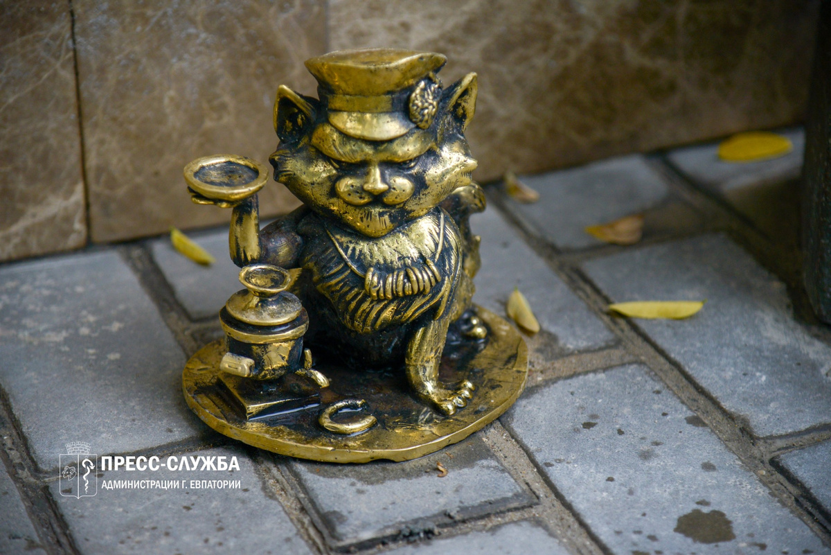 Фигурка кота в Евпатории // Фото: пресс-служба администрации Евпатории