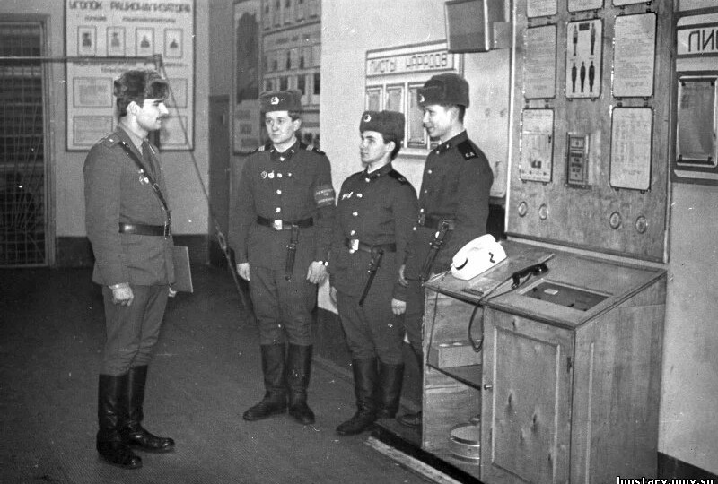 Стоял дежурным по роте...