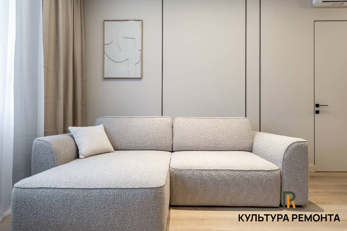 Центр притяжения в большой гостиной -- мягкий угловой диван.