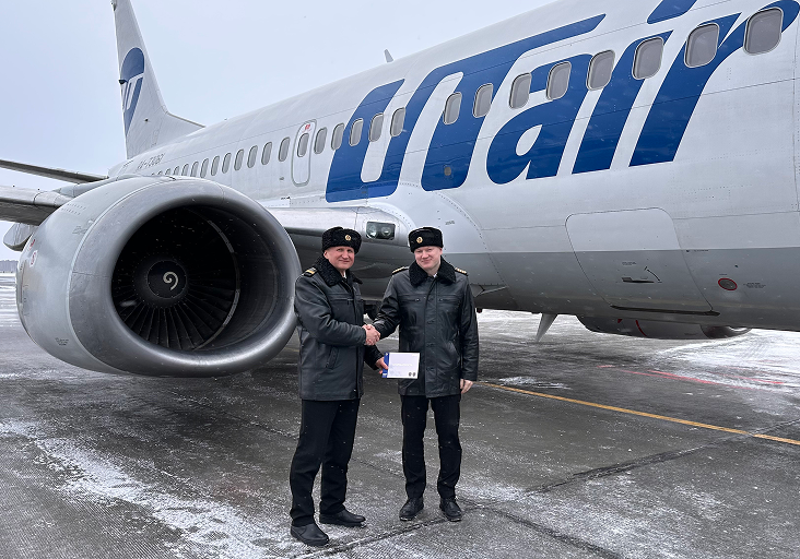 На фото слева направо: Павел Шевченко, командир летного отряда № 2 и Максим Кисель,  командир Boeing 737 авиаэскадрильи № 2 летного отряда № 2