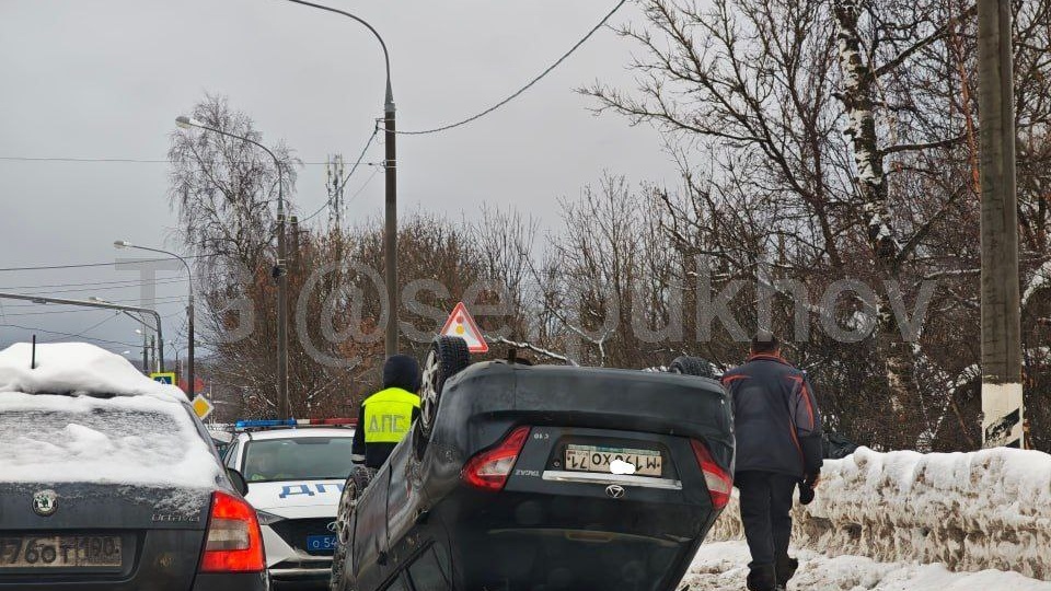В сторону трассы, перед Рольфом, перевернулась машина