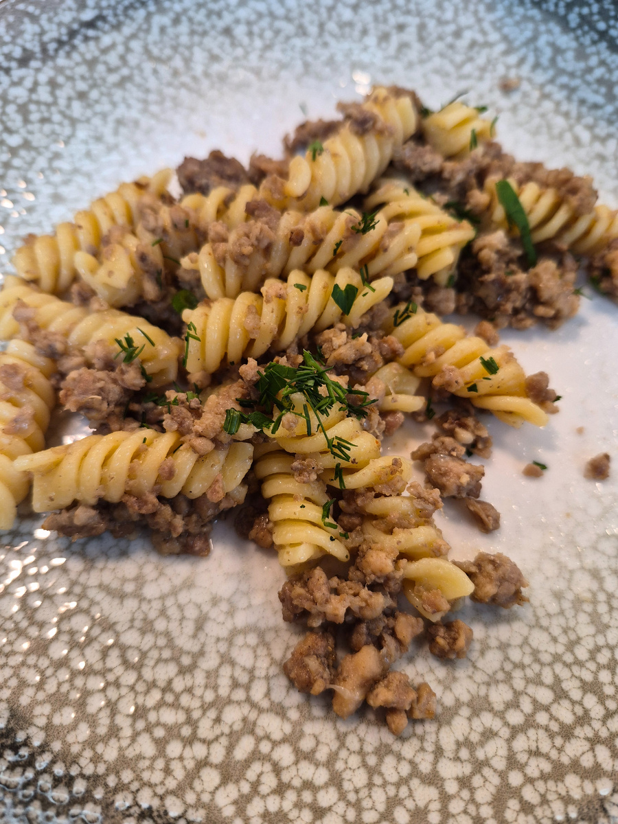 Несмотря на мое достаточно прохладное отношение к макаронам, "по-флотски" я их очень даже приветствую.