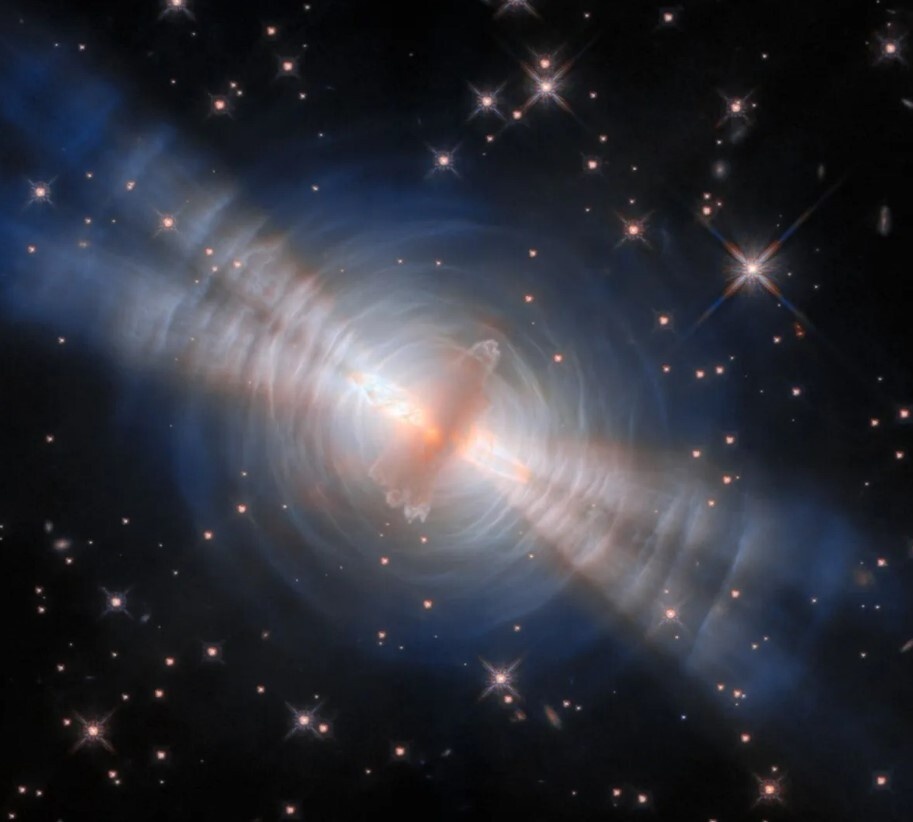     Фото: NASA, ESA Туманность Яйцо