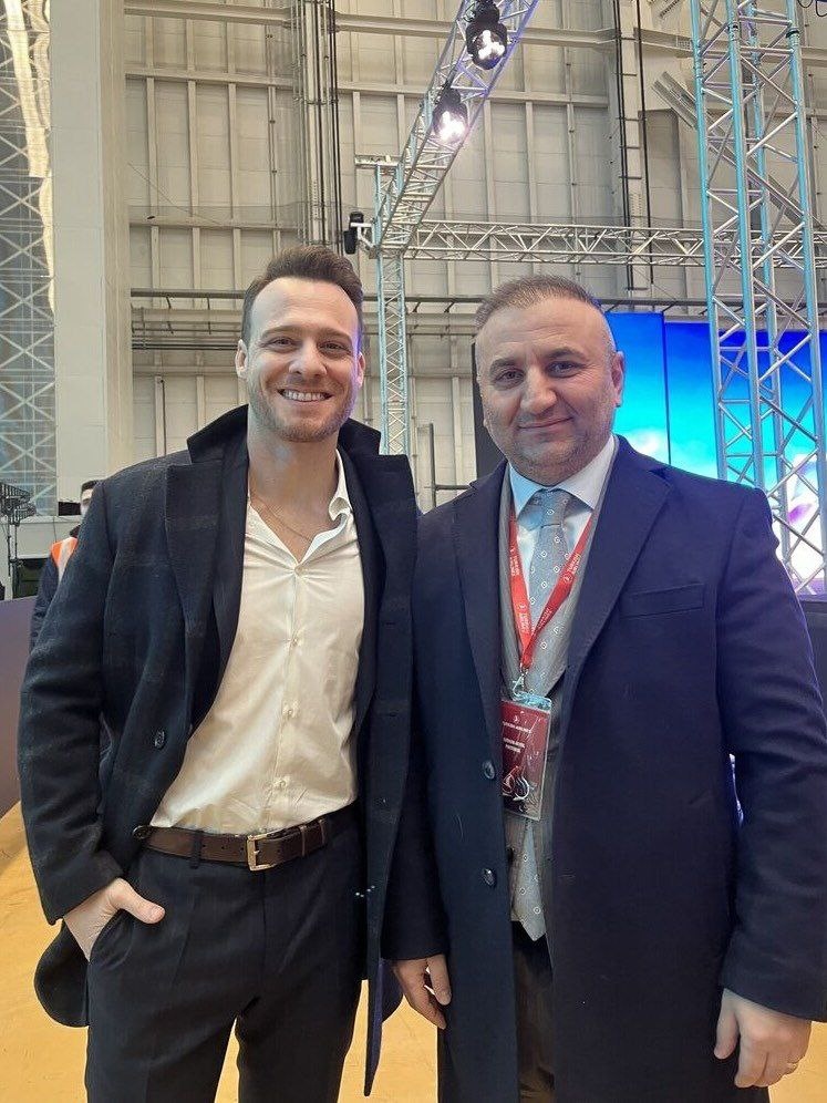 Керем Бюрсин на специальном мероприятии Turkish Airlines в аэропорту Стамбула.✈️