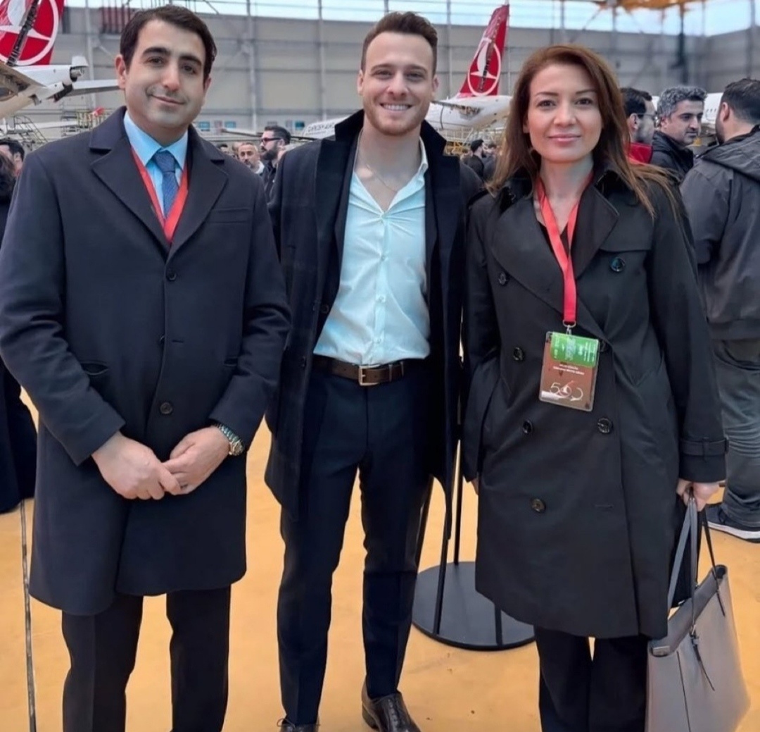 
Керем Бюрсин на специальном мероприятии Turkish Airlines в аэропорту Стамбула.✈️

