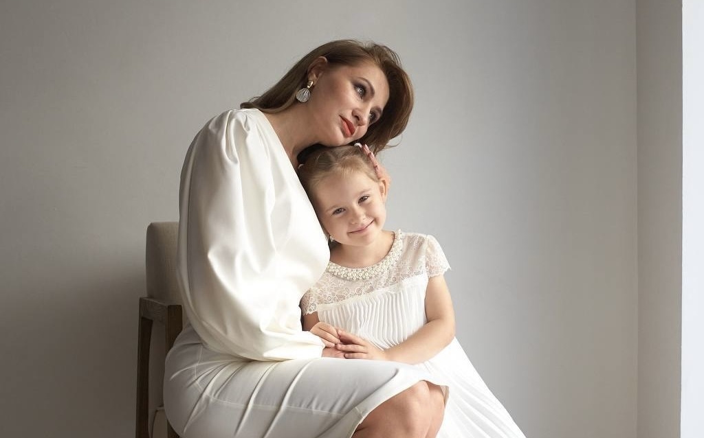 Сегодня мы поворачиваем микрофон к тем, чья жизнь только начинается, чьи глаза видят мир без фильтров, а сердца ещё не научились лукавить. Мы представляем наш новый пилотный проект: «Если бы молодость знала… | Дети».