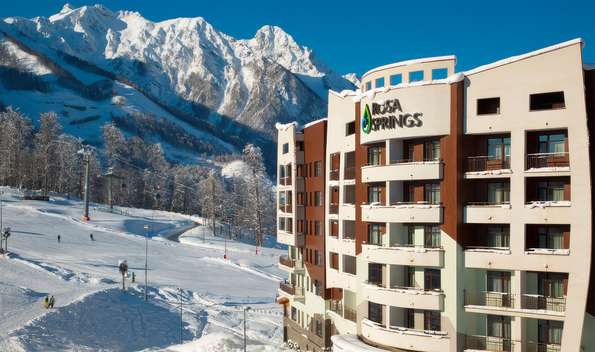 Отель Rosa Springs формата ski in/ski out находится в Олимпийской деревне на высоте 1100 метров над уровнем моря.