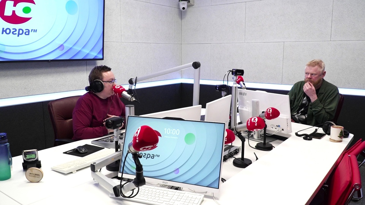    Слушатели подарили ведущим радио «Югра» пиццу