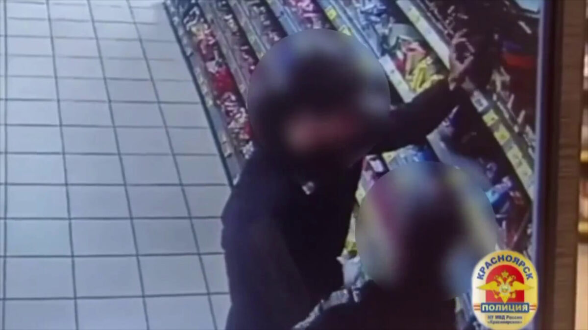     Двое приятелей вынесли из супермаркета в Красноярске сладостей на 6 тысяч рублей