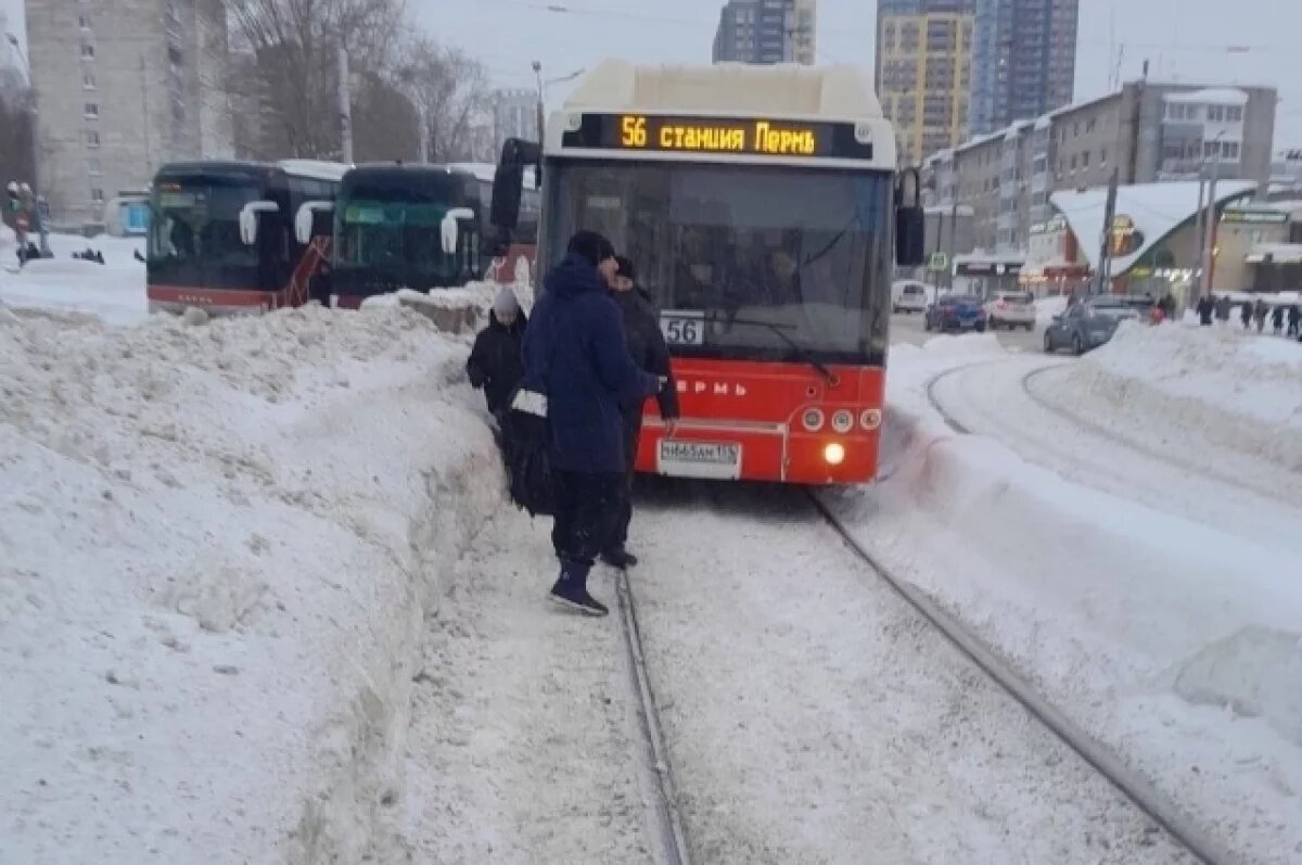    Бетономешалка вытащила застрявший на трамвайных путях автобус в Перми