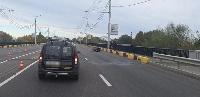 Нечто необъяcнимое случилось на мосту через Мухавец: либо движение Lada «могло быть близким к параллельному» и один водитель зацепил другого, либо мотоциклист перестроился не по ПДД