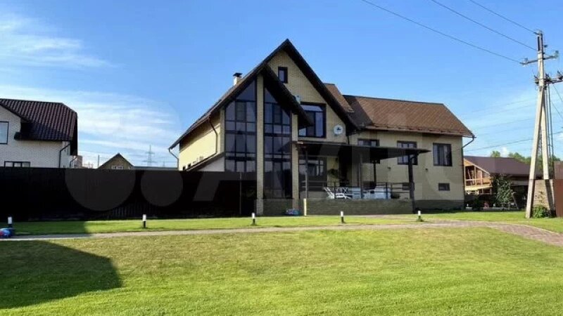     В Барнауле продается большой коттедж с нестандартной планировкой . «Авито»