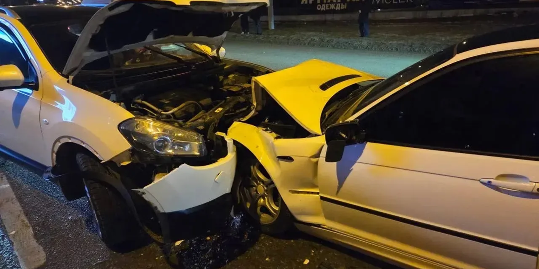 БМВ вылетел на встречку на улице Н. Островского в Астрахани. Пострадал ребенок