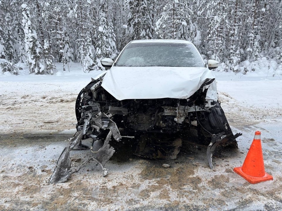    Пострадали шесть человек. Четверо — из Lada, двое — из Mazda. Фото: ГО и ЧС по Коми.