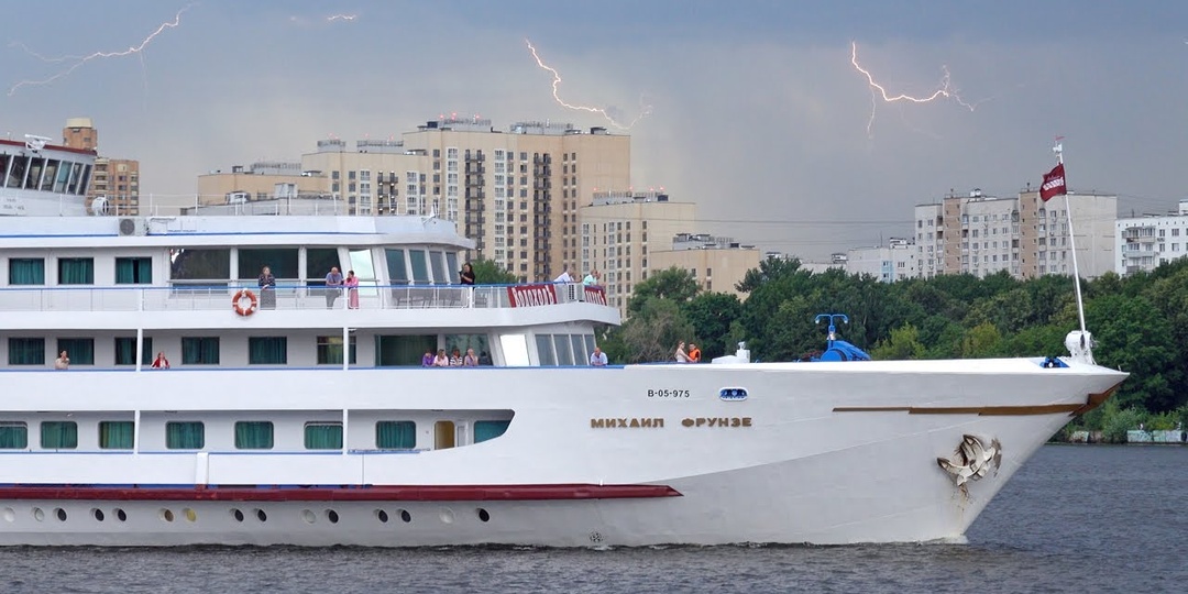 Теплоход «Михаил Фрунзе» уходит из Москвы под грозовыми облаками
