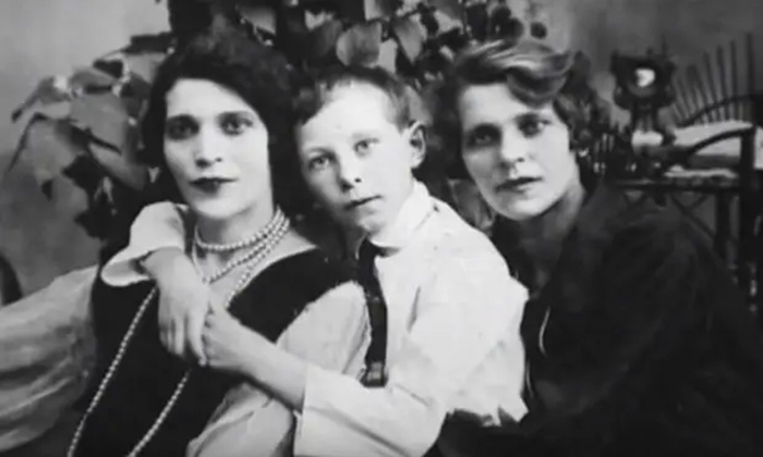 Юный Николай с матерью и тетей