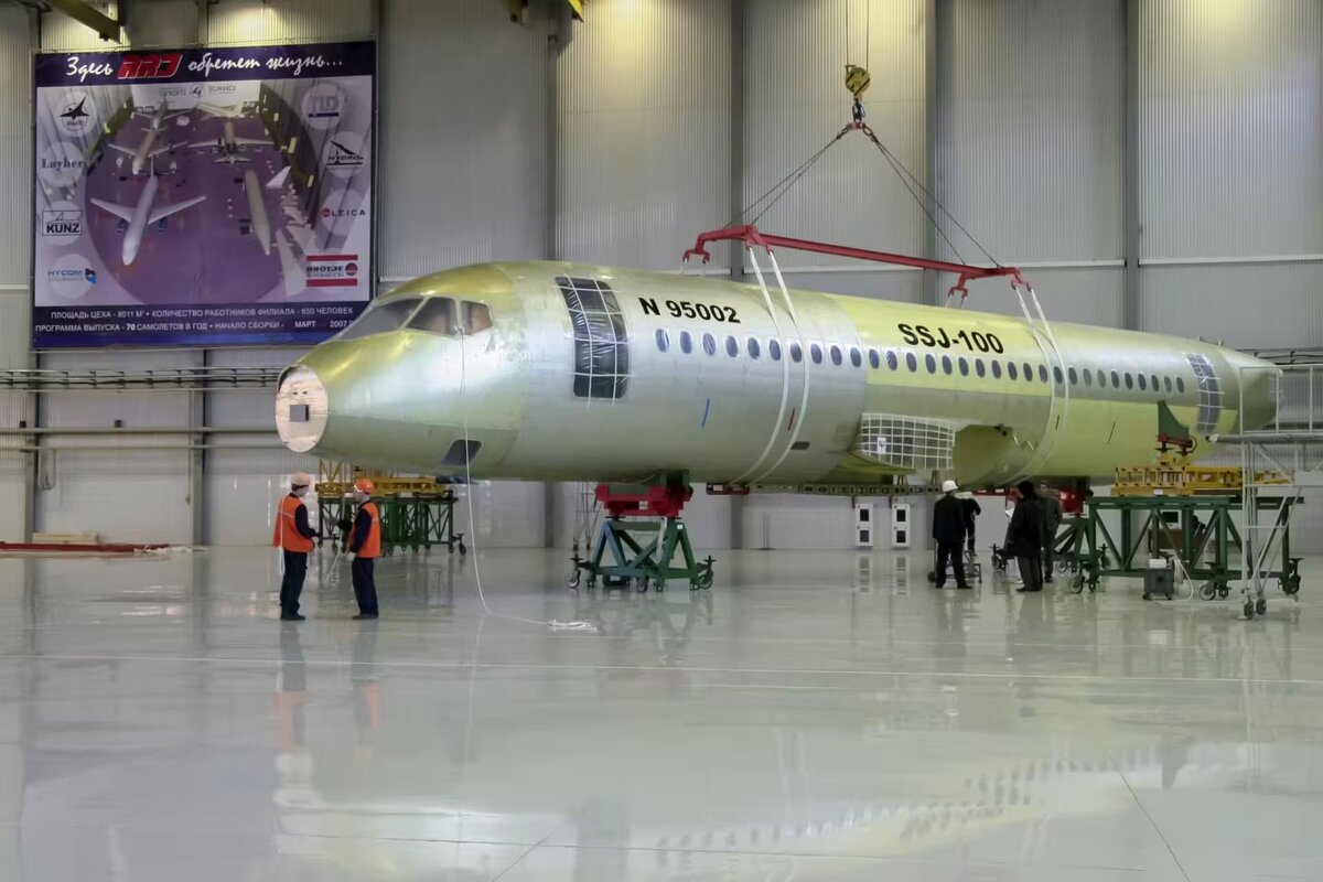   Планер SSJ-100