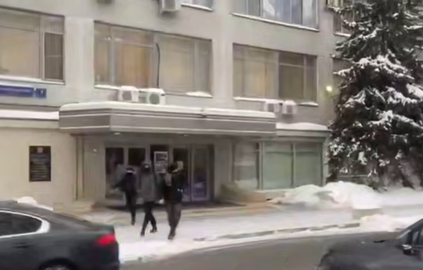 Лимоновцев, заблокировавших накануне вход в офис Роскомнадзора, задержали