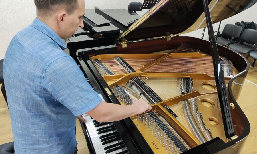 1000 уколов ради одного аккорда: как несколько человек с иголками в руках решают судьбу самых дорогих роялей планеты