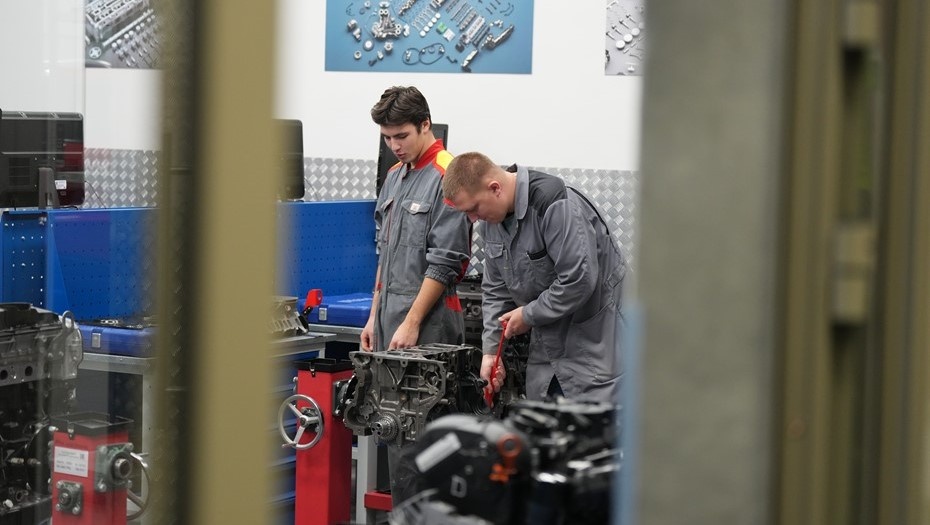 Автор фото: Дмитрий Коротаев / "Известия". На заводах теперь нередко можно встретить бывших банковских клерков
